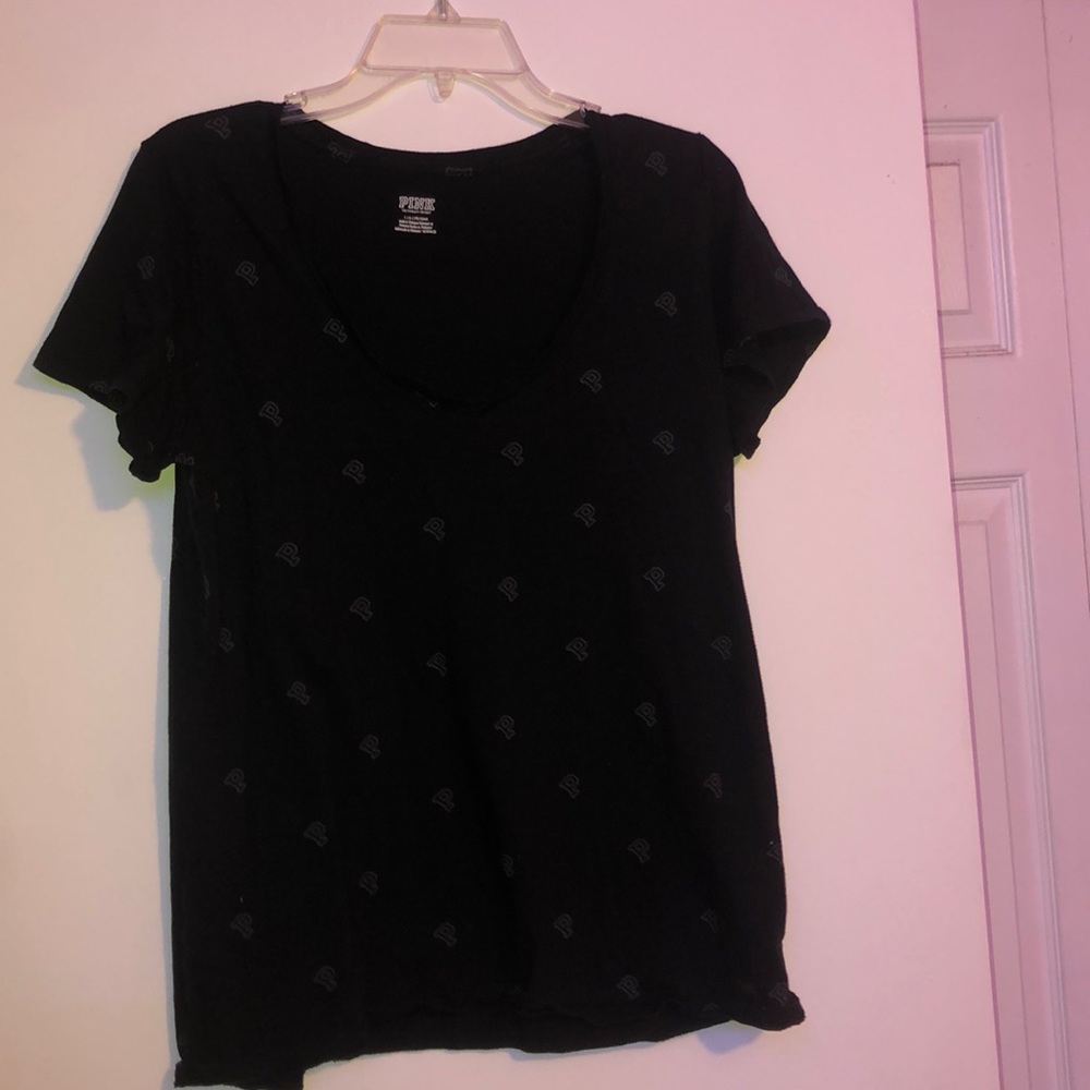 Black v-neck 🖤